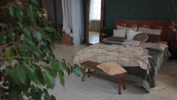 Cozy Bedroom Interior Boho Style Emerald Walls Wooden Furniture Craft — Vídeos de Stock