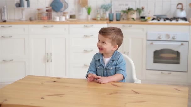 Schattige Glimlachende Blanke Peuter Jongen Drinkt Melk Yoghurt Door Een — Stockvideo