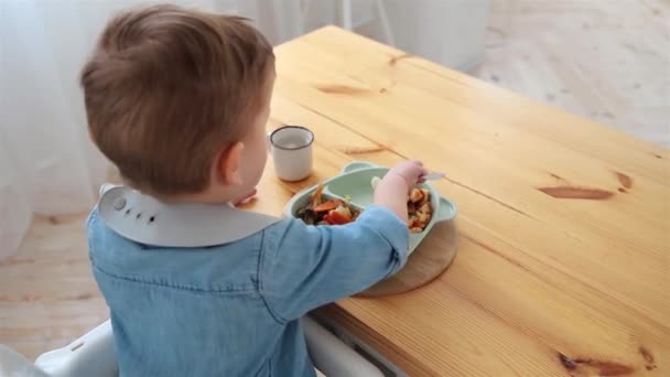 Мальчик Тоддлер Ест Овощи Самостоятельно Вилкой Вид Сзади Концепция Самопитания — стоковое видео