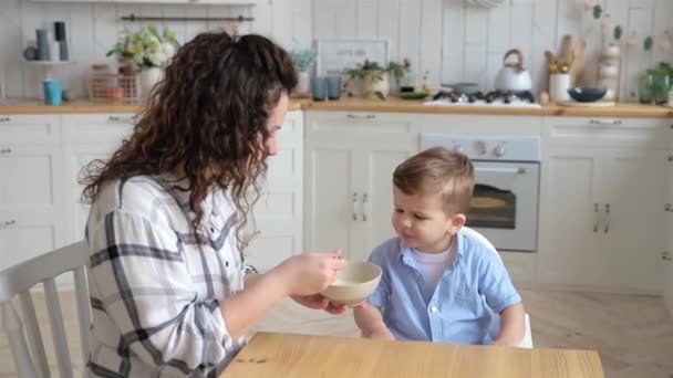 Schattige Peuter Jongen Weigert Voedsel Eten Dat Zijn Moeder Hem — Stockvideo