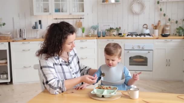 Schattige Peuter Jongen Weigert Groenten Eten Die Zijn Moeder Hem — Stockvideo