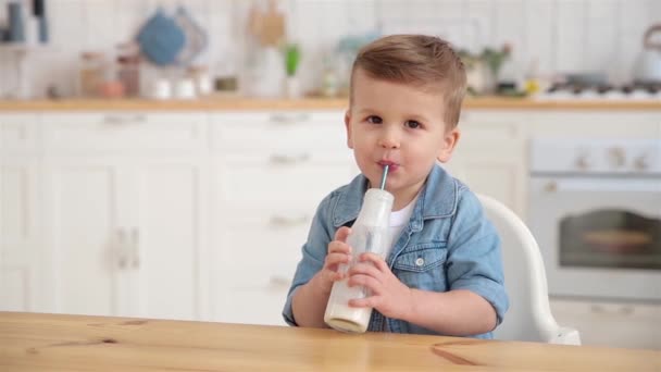 Portret Van Schattige Baby Peuter Drinkt Melk Yoghurt Lichte Gezellige — Stockvideo