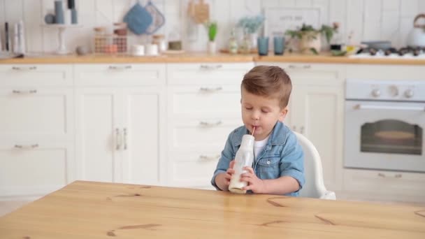 Leuke Baby Peuter Drinkt Melk Yoghurt Kefir Lichte Gezellige Keuken — Stockvideo