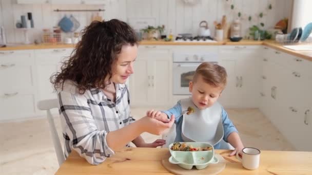 Słodki Chłopczyk Odmawia Jedzenia Warzyw Które Oferuje Matka Młoda Matka — Wideo stockowe