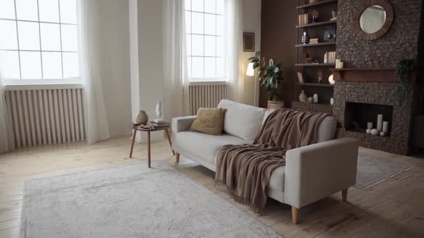 Modern Elegant Rymligt Vardagsrum Med Beige Soffa Bakgrunden Stora Fönster — Stockvideo