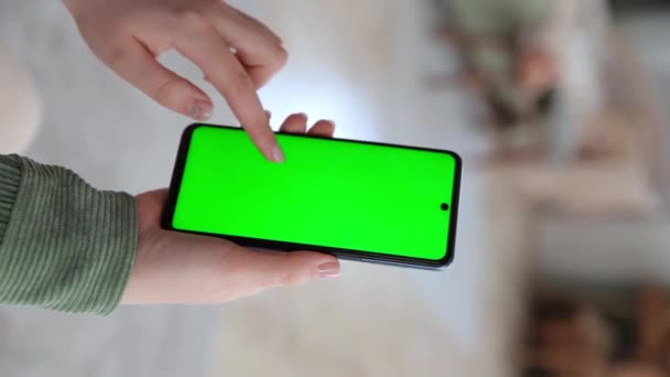 Vertikales Video Nahaufnahme Frauenhände Verwenden Smartphone Mit Grünem Bildschirm Für — Stockvideo