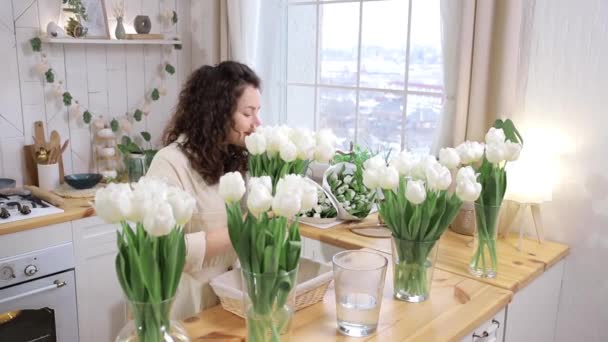 Красива Біла Жінка Кладе Кухню Шикарний Букет Свіжих Білих Тюльпанів — стокове відео