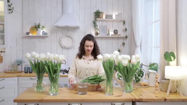 Hermosa Mujer Caucásica Pone Ramo Elegante Tulipanes Blancos Frescos Jarrón — Vídeos de Stock
