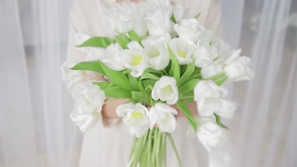 Mujer Caucásica Irreconocible Sosteniendo Gran Manojo Delicados Tulipanes Blancos Cerca — Vídeos de Stock