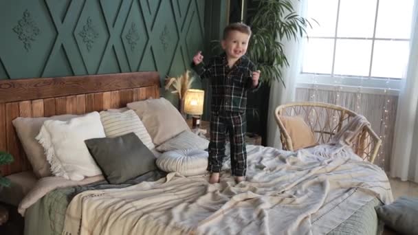Entzückende Kleine Kaukasische Kleinkind Junge Pyjama Hüpfen Und Springen Hoch — Stockvideo
