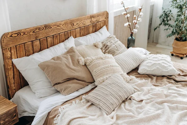 아늑하고 침실에 디오르가 있습니다 침대에는 베개와 손으로 — 스톡 사진