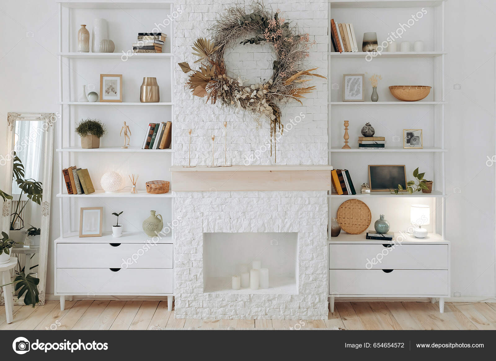 Estantería Blanca Con Libros Y Planta En Maceta En Una Pared Rosa Pálido  Imagen de archivo - Imagen de espacio, color: 212161709