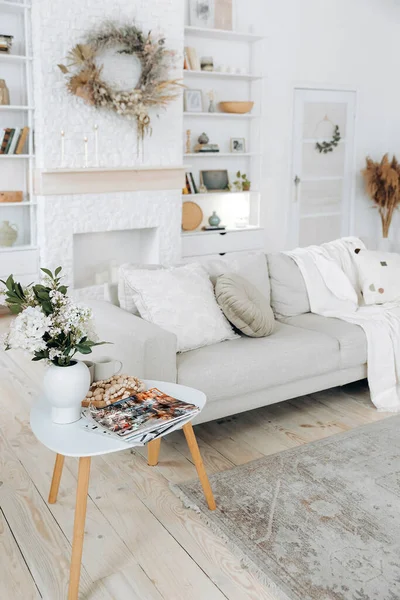 Vista Panorámica Del Acogedor Dormitorio Con Decoración Artesanal Sobre La  Cama, Sillón Y Taburete En Apartamento Con Diseño Interior Blanco En Estilo  Boho Chic Fotos, retratos, imágenes y fotografía de archivo libres