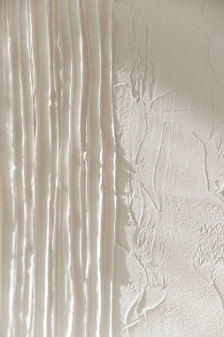Arkaplan için alçıtaşının beyaz hacimli dokusu. Duvarda desenli alçı var. Modern 3D Sanat. Boşluğu kopyala.