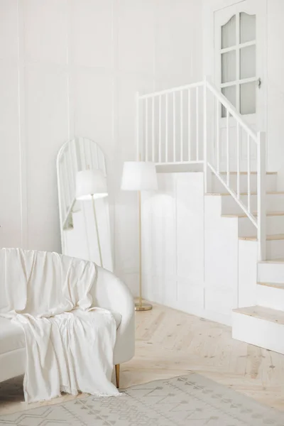 Élégant Salon Blanc Avec Canapé Cuir Blanc Lampadaire Miroir Ovale — Photo