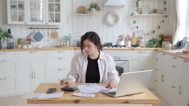 Soustředěná Běloška Pracuje Doma Kuchyni Finančními Papíry Počítá Kalkulačkou Platí — Stock video