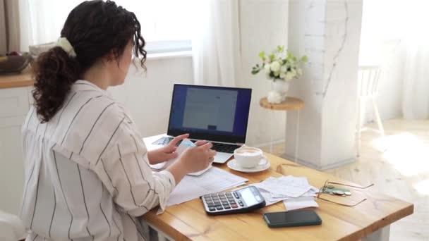 Tylny Widok Kobiety Pracującej Domu Kuchni Papierami Finansowymi Liczącej Kalkulator — Wideo stockowe