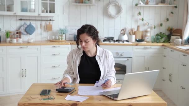 Žena Odolná Vůči Stresu Úspěšně Vypořádává Finančními Dokumenty Platí Účty — Stock video