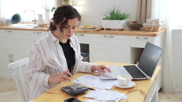 Skupiona Biała Kobieta Pracująca Domu Kuchni Papierami Finansowymi Licząca Kalkulator — Wideo stockowe