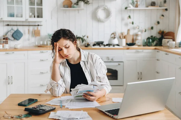 Zestresowana Biała Kobieta Próbująca Poradzić Sobie Dokumentami Finansowymi Mająca Problem — Zdjęcie stockowe