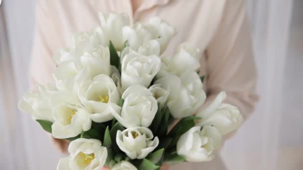 Крупним Планом Великий Красивий Букет Ніжних Білих Тюльпанів Руках Жінок — стокове відео