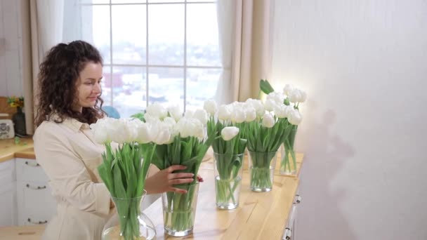 Hermosa Mujer Caucásica Pone Ramo Elegante Tulipanes Blancos Frescos Jarrón — Vídeos de Stock