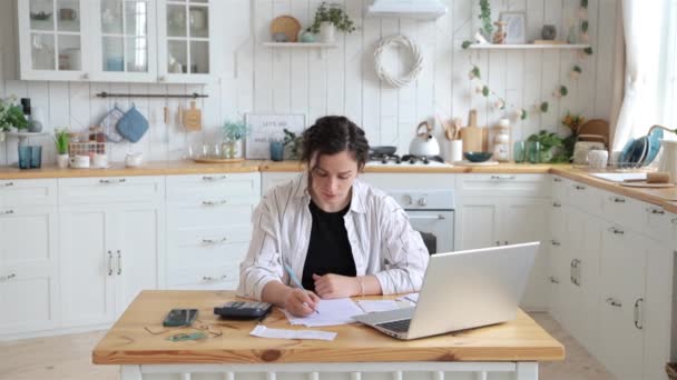 Wanita Yang Tahan Stres Berhasil Berurusan Dengan Dokumen Keuangan Membayar — Stok Video