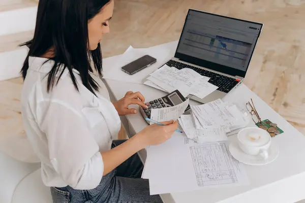 自信のある女性の側面ビューは オンライン請求書の支払いと財務文書 財務アドバイスとリモートワークプラットフォームの概念に従事するラップトップと計算機のユーティリティ費用を計算します — ストック写真