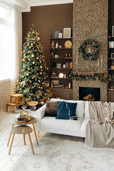 Klasik Noel iç mekanı oturma odasında, kanepesi, kahverengi duvarları, büyük pencereleri, şöminesi ve dekorlu rafları var. Noel ağacı ve şöminenin üzerinde bir çelenk olan rahat bir yer..