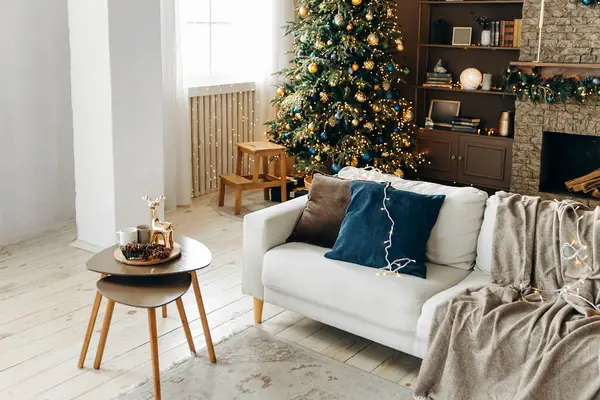 Yastıklı bir kanepe ve bulanık bir arka planda bir Noel ağacı ve geniş pencereli ve kahverengi duvarlı rahat bir oturma odasının içinde bir şömine..