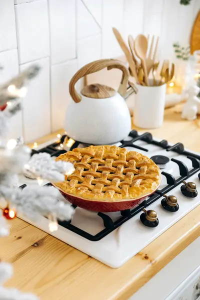 Noel için dekore edilmiş İskandinav mutfağındaki bir benzin deposunda taze Noel pastası soğuyor. Tatil pastası..