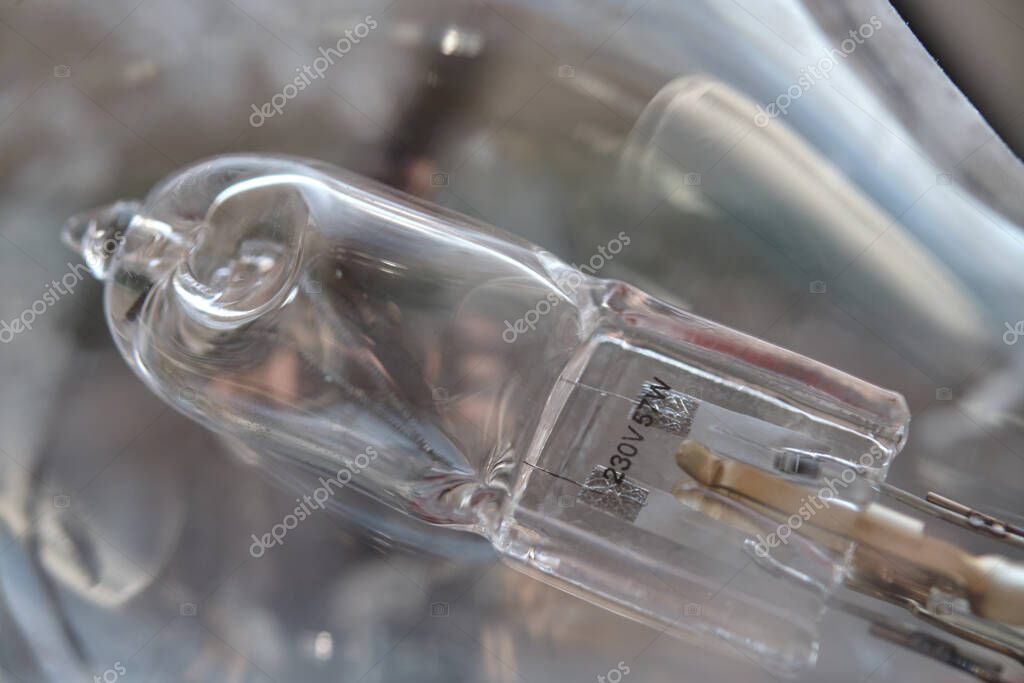 Primer plano de una bombilla incandescente con mal funcionamiento ...