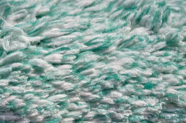 Geniş düz yüzeyleri boyamak için kullanılan uzun ve yumuşak boya silindirli yüzeyin yakın çekim detayları, özellikle dış yüzey ve dış duvarlar gibi dokulu yüzeyleri boyamak için.