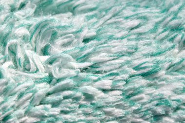 Geniş düz yüzeyleri boyamak için kullanılan uzun ve yumuşak boya silindirli yüzeyin yakın çekim detayları, özellikle dış yüzey ve dış duvarlar gibi dokulu yüzeyleri boyamak için.