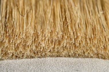 Boya veya süpürme için kullanılan fırçanın kahverengi plastik kıllarından (lifler) bir sıranın yakın plan ayrıntıları