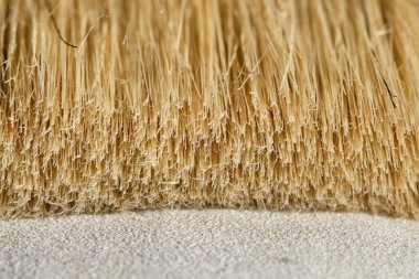 Boya veya süpürme için kullanılan fırçanın kahverengi plastik kıllarından (lifler) bir sıranın yakın plan ayrıntıları