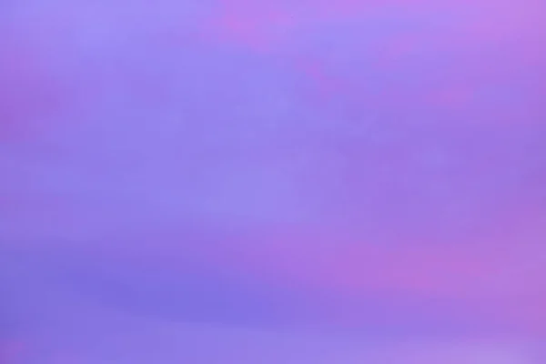 Blaurosa Violett Fliederweiß Glatte Wellige Wolken Bei Beruhigendem Sonnenuntergang Oder — Stockfoto