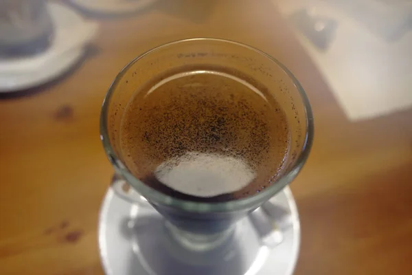 Najbliższy Widok Szklaną Filiżankę Gorącym Kowbojskim Napojem Kawowym Gładko Mielone — Zdjęcie stockowe