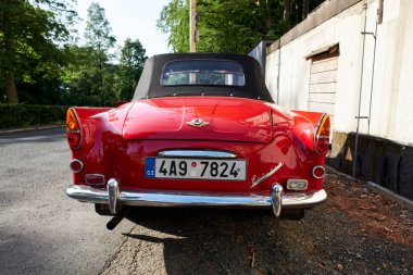 Marianske Lazne, Çek Cumhuriyeti - 14 Temmuz 2023: Üstü açık klasik klasik Skoda Felicia (19591964) üzerinde siyah katlanabilir çatı kaputu ile donatılmış arka görüş. Yaşlı adam caddeye park etmiş..