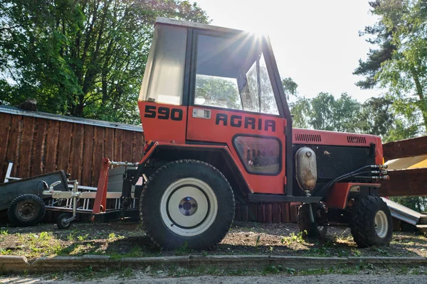 Marianske Lazne, Çek Cumhuriyeti - 10 Temmuz 2023: Bir kır evinin bahçesinde bulunan kırmızı kompakt traktör şirketi Agria 590. Güneşli bir yaz günü. Yan görünüm.