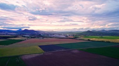 Çek Cumhuriyeti, Avrupa 'da yoğun buğday ve sebze tarımı. Central Bohemian Highlands kırsalındaki kimyasal olarak gübrelenmiş tarımsal alanların manzarası. Arka planda sanayi kenti Lovosice. 