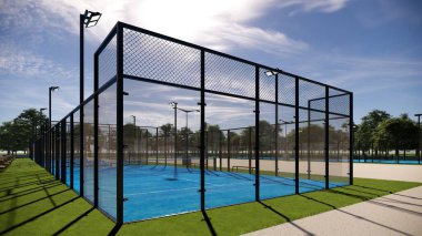 Mavi renk ve cam yapısı olan boş Padel paddle tenis kortunun köşe manzarası