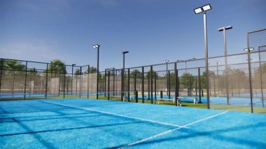 Spor tesisi bölgesinde bulunan boş mavi çim padel tenis kortlarının insansız hava aracı çekimi. Işıklar açık. 4k animasyon oluşturma