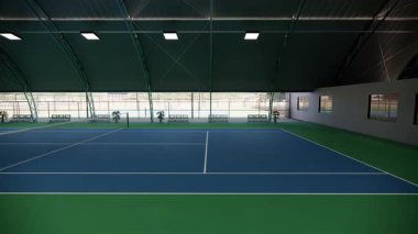 Yan görünüm boş tenis kortu spor kompleksi