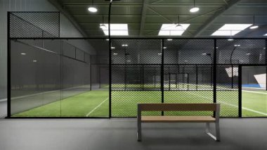 Spor tesisi bölgesinde bulunan ahşap banklı bir depo binasındaki yeşil padel tenis kortlarının kaydırak görüntüsü. Işıklar açık, güneş parlıyor olsa bile