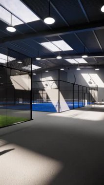 Spor tesisi bölgesinde bulunan bir depo binasının içindeki boş yeşil ve mavi padel tenis kortlarının gerçek görüntüsü. Gündüz aydınlatma armatürleri aydınlatılmış
