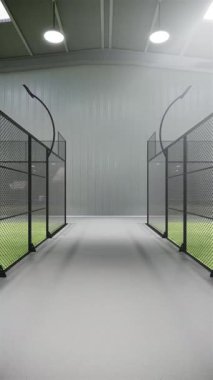 Kullanılmayan yeşil ve mavi padel tenis kortlarını spor tesisi bölgesinde bulunan bir depo binasının içine büyüt. Gündüz olmasına rağmen ışıklar açık.