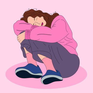 Şirin kız oturuyor ve kendine sarılıyor.