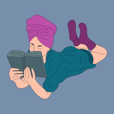 Kafasında havlu olan bir kız yalan söylüyor ve kitap okuyor.