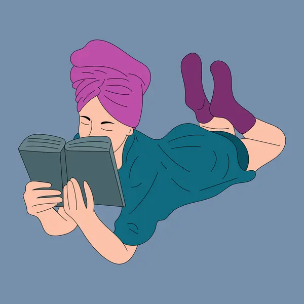 Kafasında havlu olan bir kız yalan söylüyor ve kitap okuyor.